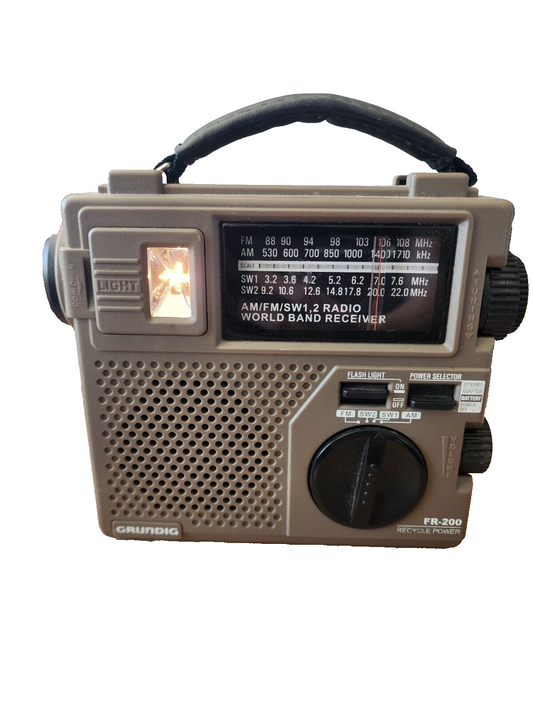 Wonderful Grundig FR-200 Recycle Power Portable Am/FM Radio With Handheld TESTED