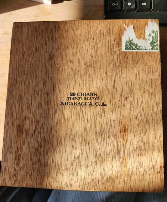 Villar & Villar Pyramide Collectible Wooden Cigar Box Nicaragua