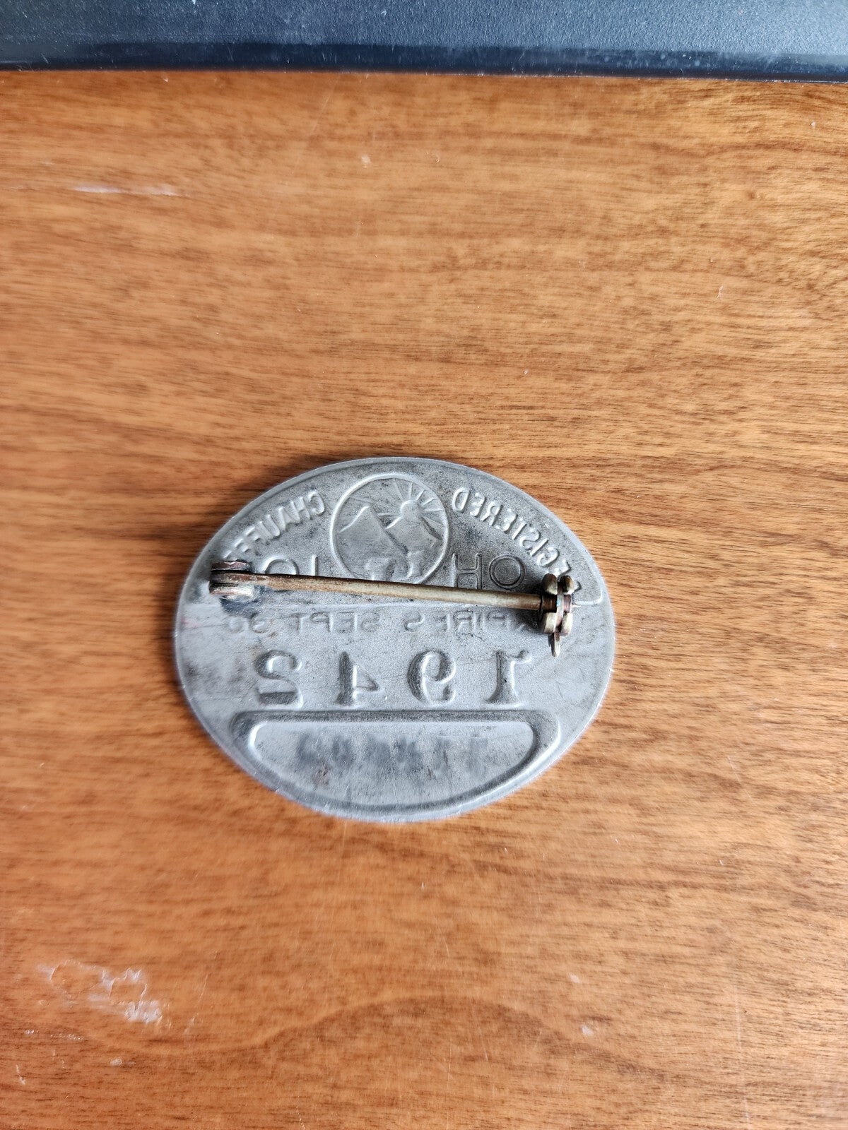 VINTAGE CHAUFFEUR 1942 OHIO REGISTERED LICENSED BADGE 114649