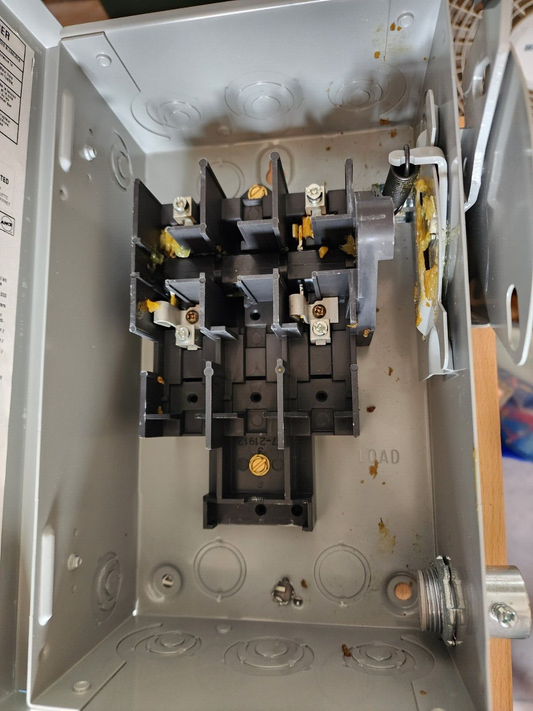 EATON 30A 240 GENERAL DUTY SAFETY SWITCH - USED