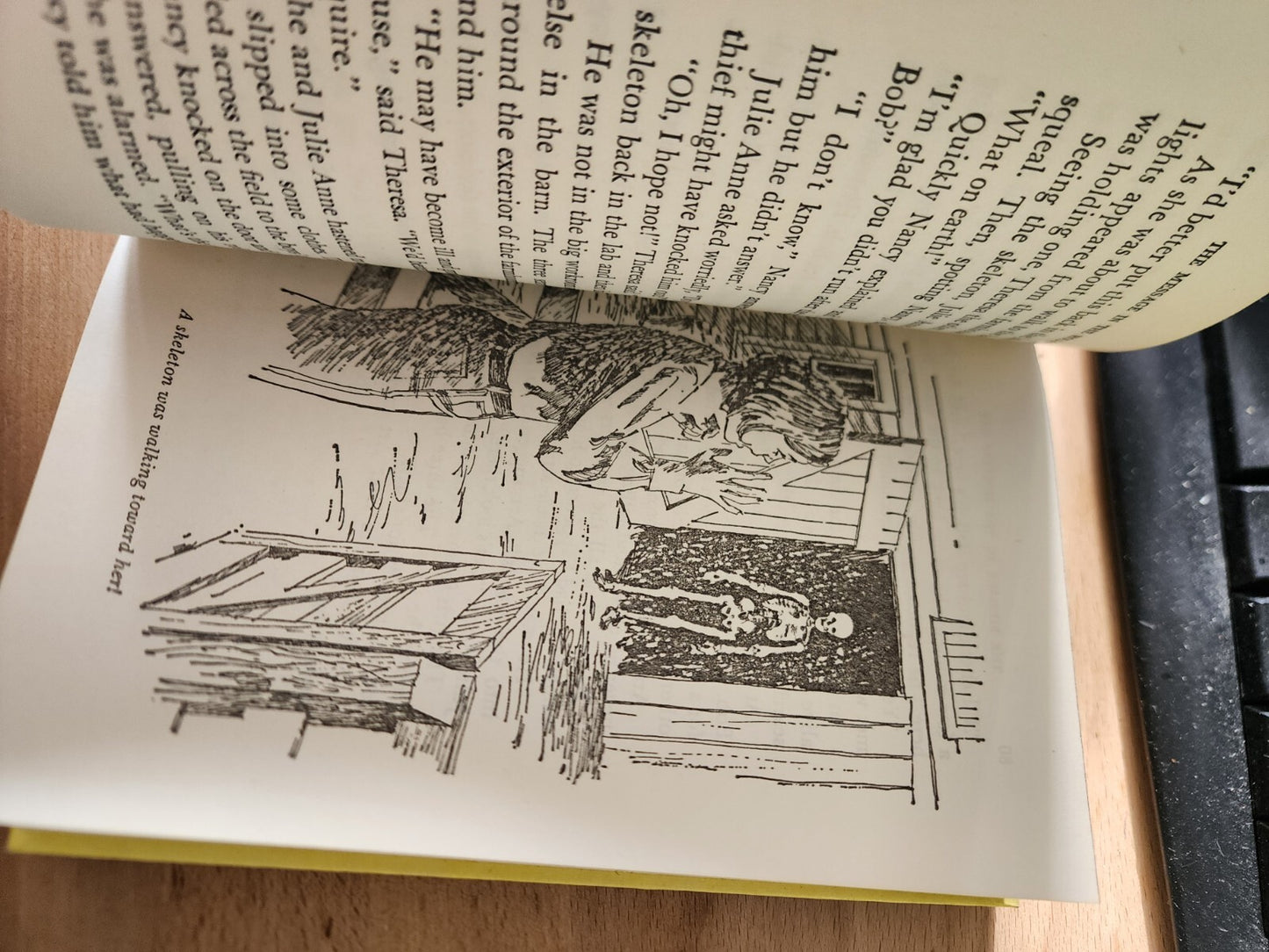 The Message in the Hollow Oak (Nancy Drew #12) by Carolyn Keene - 1972)