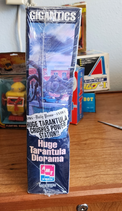AMT Gigantics Huge Tarantula Diorama