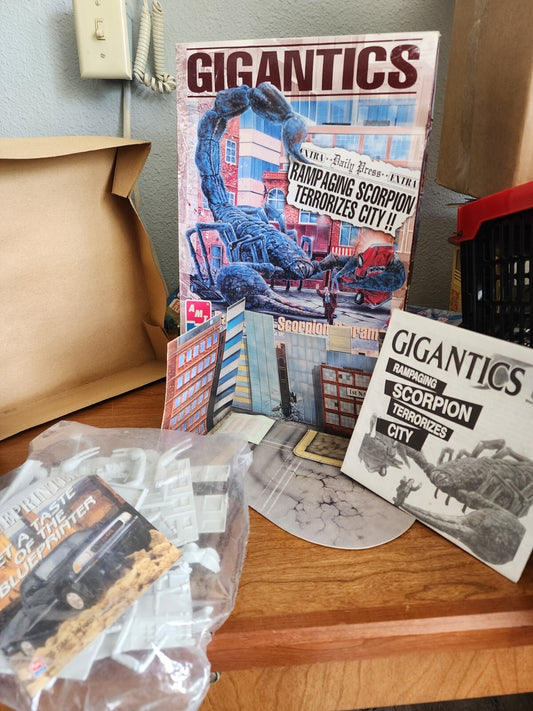 Vintage AMT/ERTL Gigantics RAMPAGING SCORPION DIROMA Model Kit - Open Box