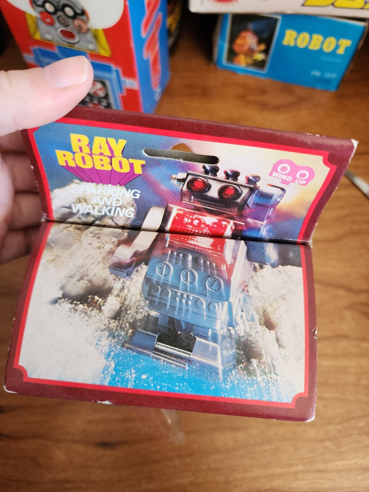 Vtg RAY ROBOT 3214 Sparkling & Walking Plastic Wind-Up Toy