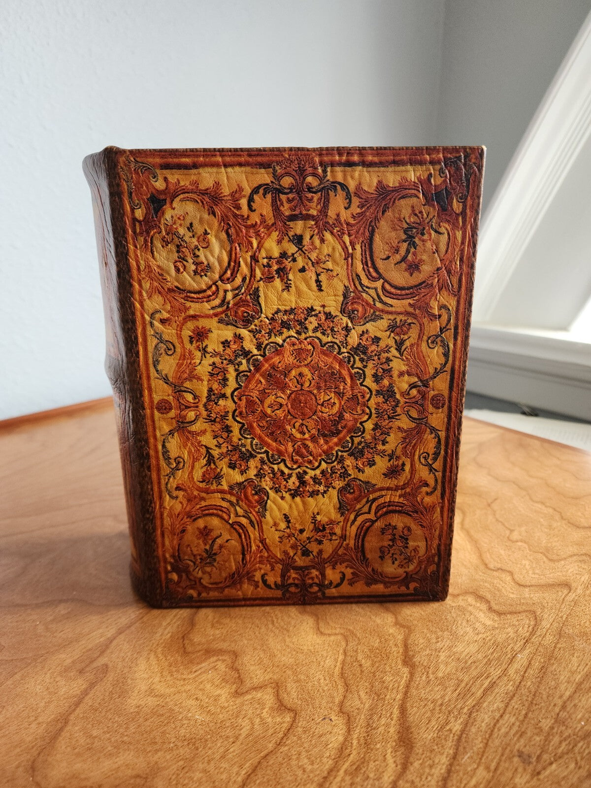 Hidden Compartment Faux Book Magnet Close Lined Secret Cache