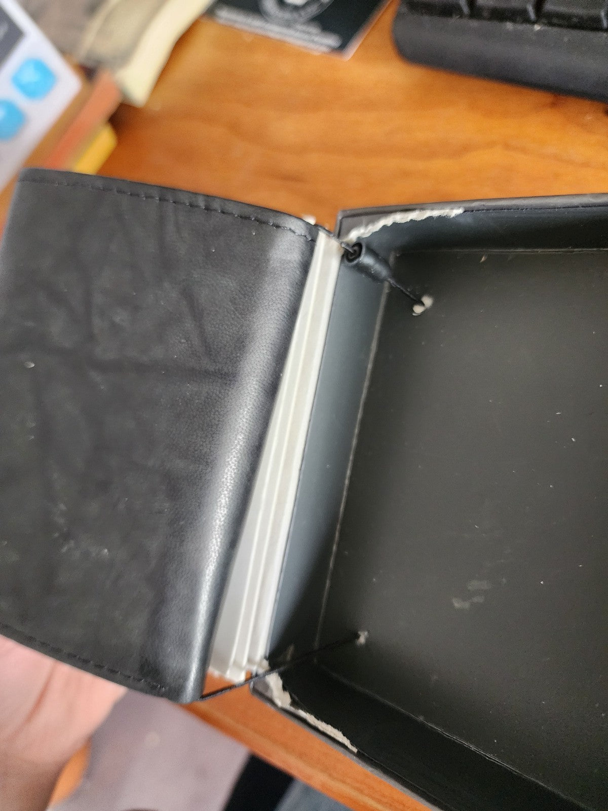 Covington Men’s Black Leather Wallet Three Fold