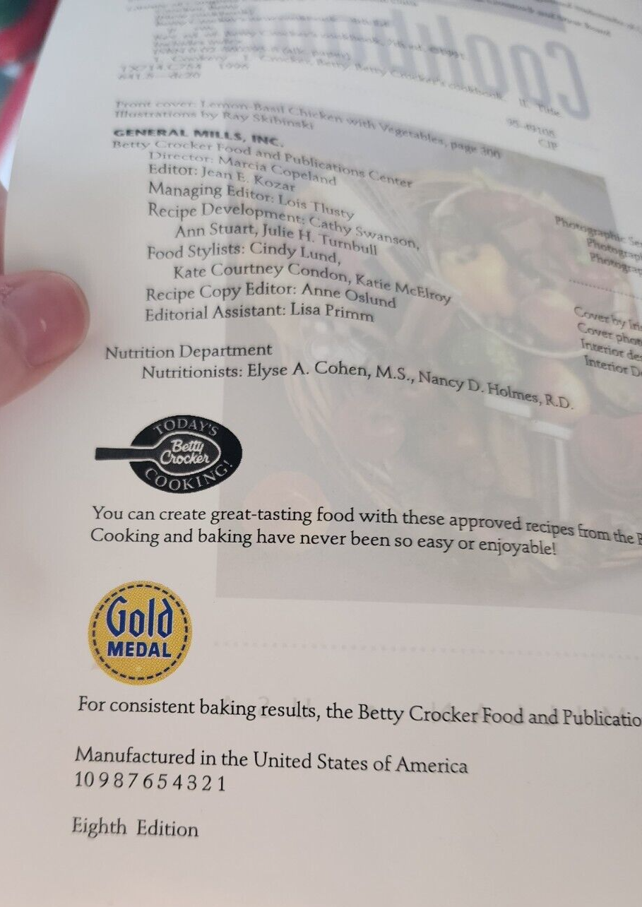 Betty Crocker's New Cookbook: Everything You Need to Know to Cook