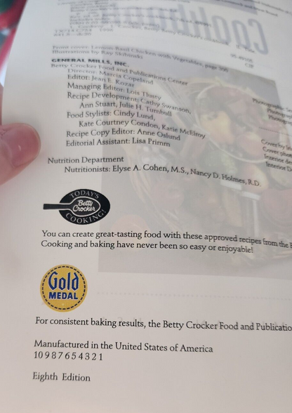Betty Crocker's New Cookbook: Everything You Need to Know to Cook