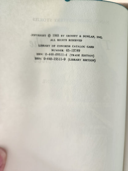 Nancy Drew Mystery Stories #11: The Clue of the Broken Locket - 1965