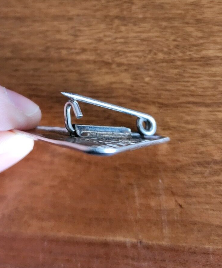 Vtg 1942 Illinois Chauffeur License Badge Pin #121450