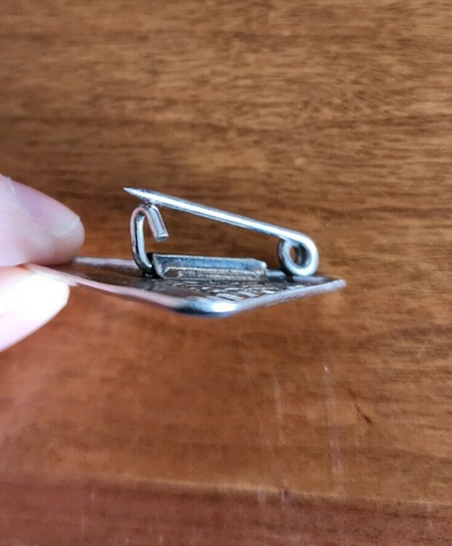 Vtg 1942 Illinois Chauffeur License Badge Pin #121450