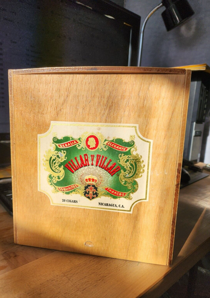 Villar & Villar Pyramide Collectible Wooden Cigar Box Nicaragua
