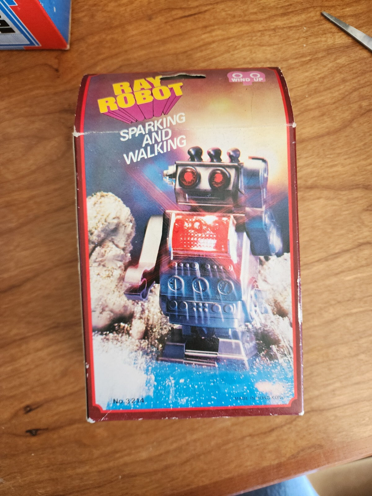 Vtg RAY ROBOT 3214 Sparkling & Walking Plastic Wind-Up Toy