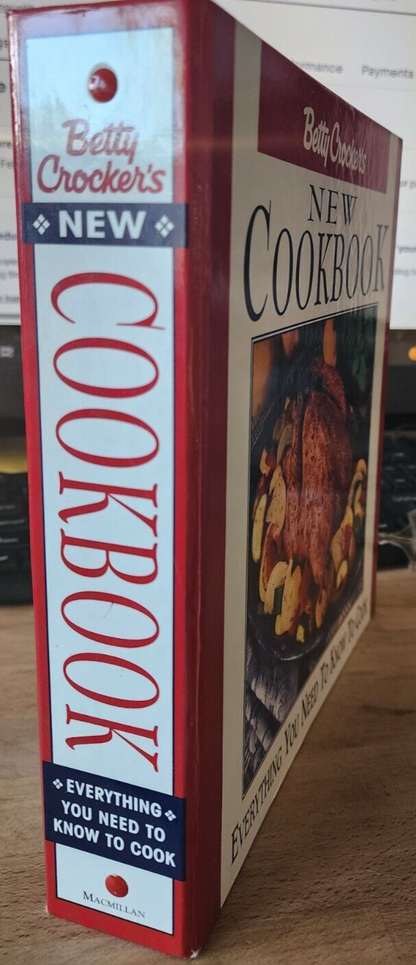 Betty Crocker's New Cookbook: Everything You Need to Know to Cook