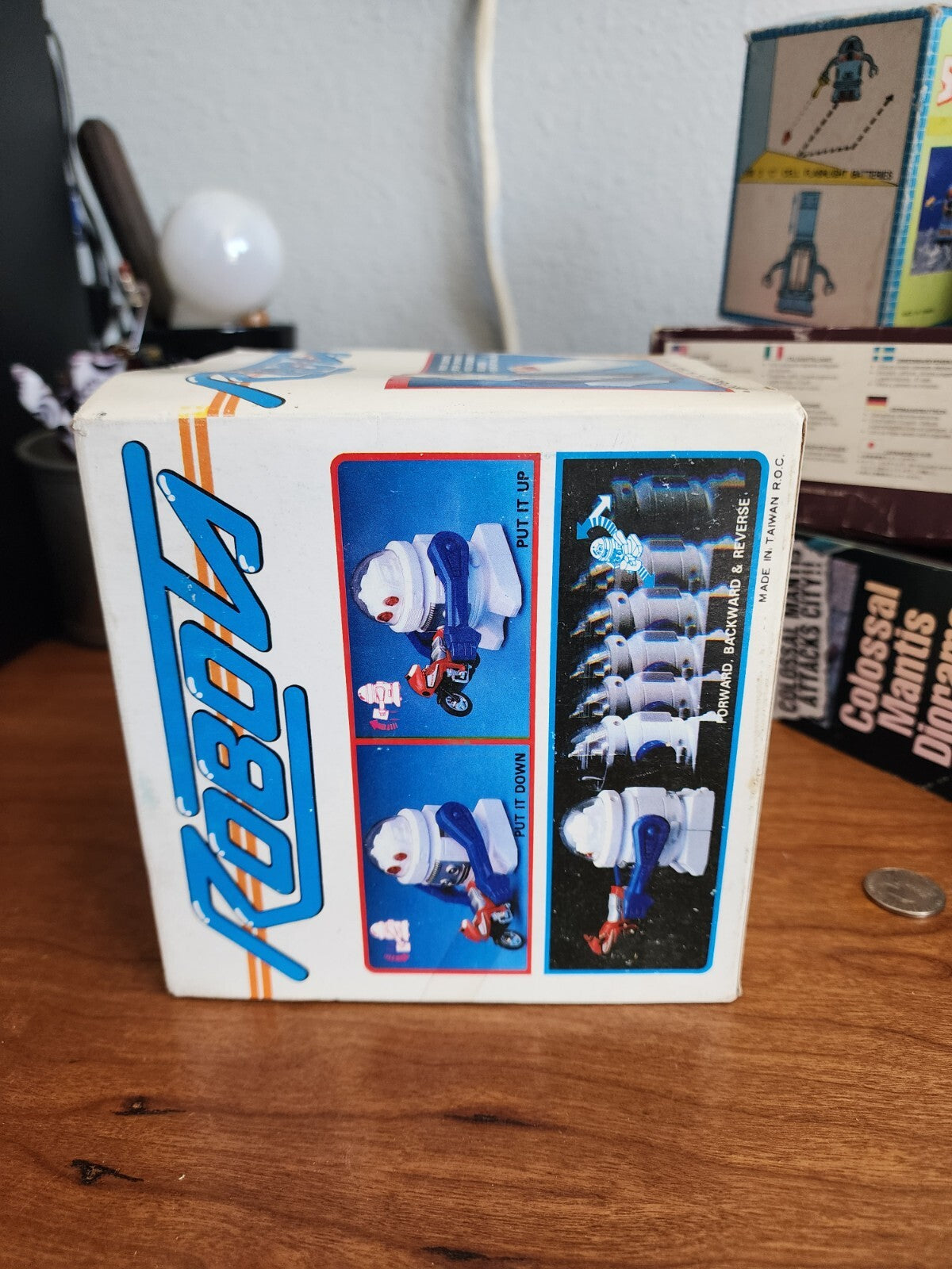 Robots Remote Control Battery Operated Moves Forwards & Backwards Vintage NIB