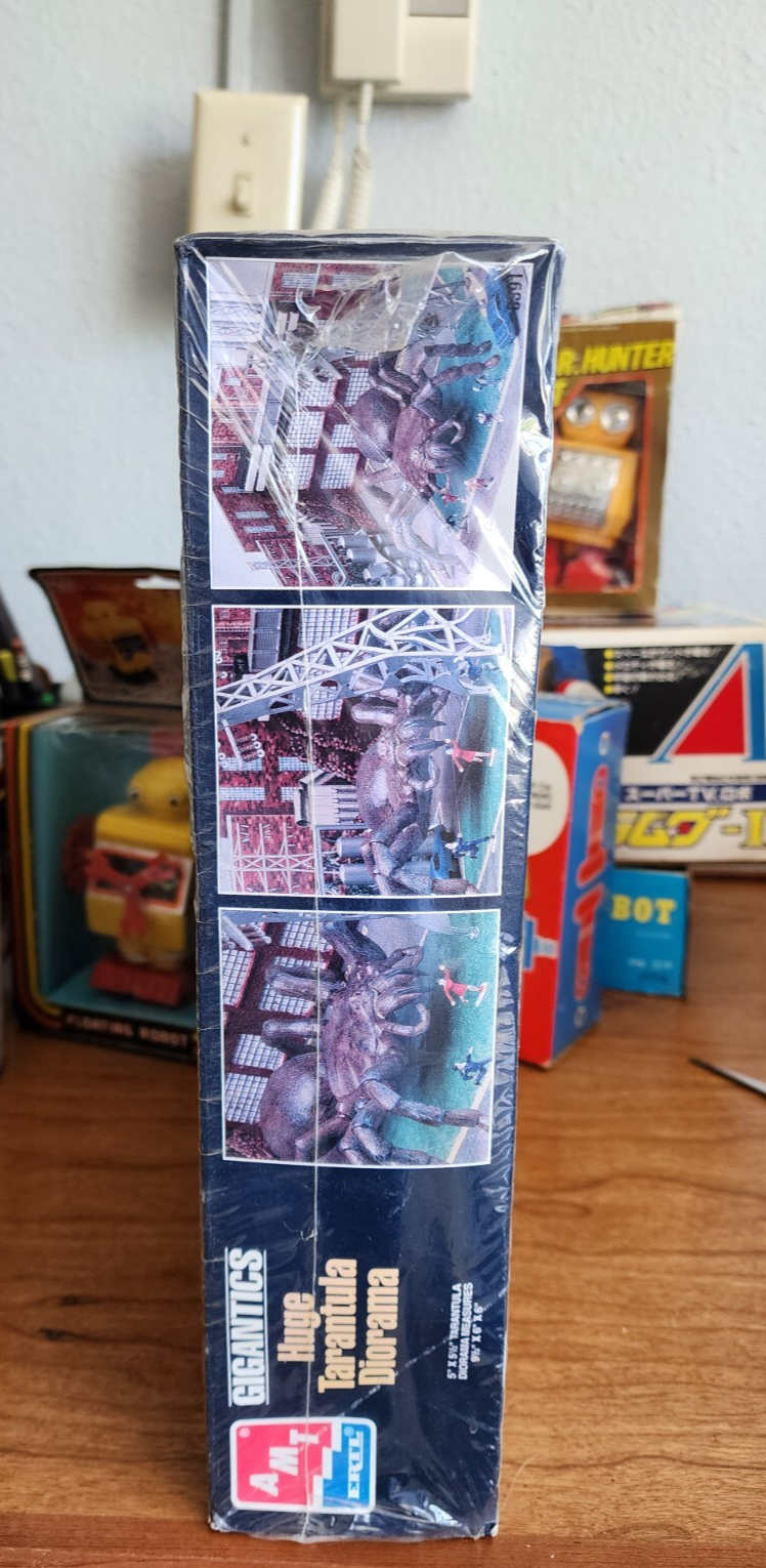 AMT Gigantics Huge Tarantula Diorama