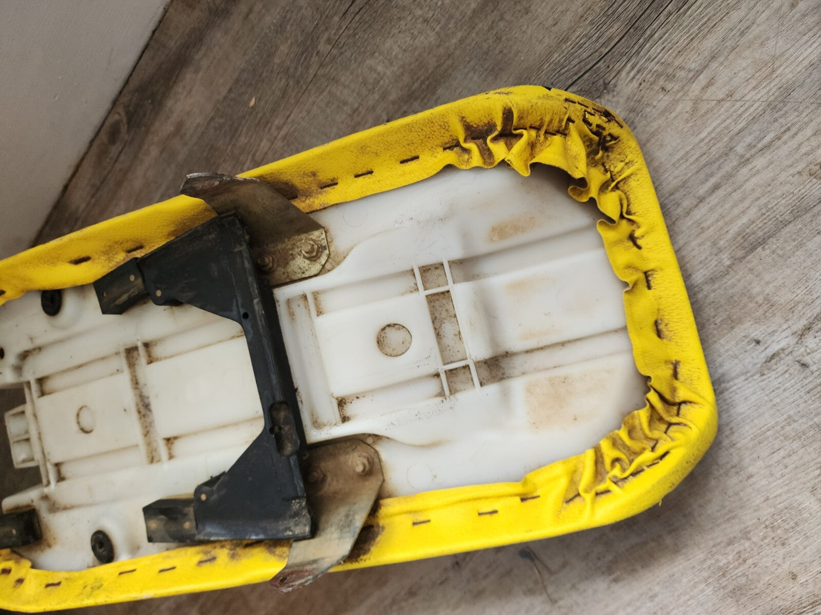 USED OEM 90-95 SUZUKI YELLOW SEAT