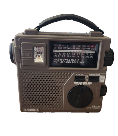 Wonderful Grundig FR-200 Recycle Power Portable Am/FM Radio With Handheld TESTED