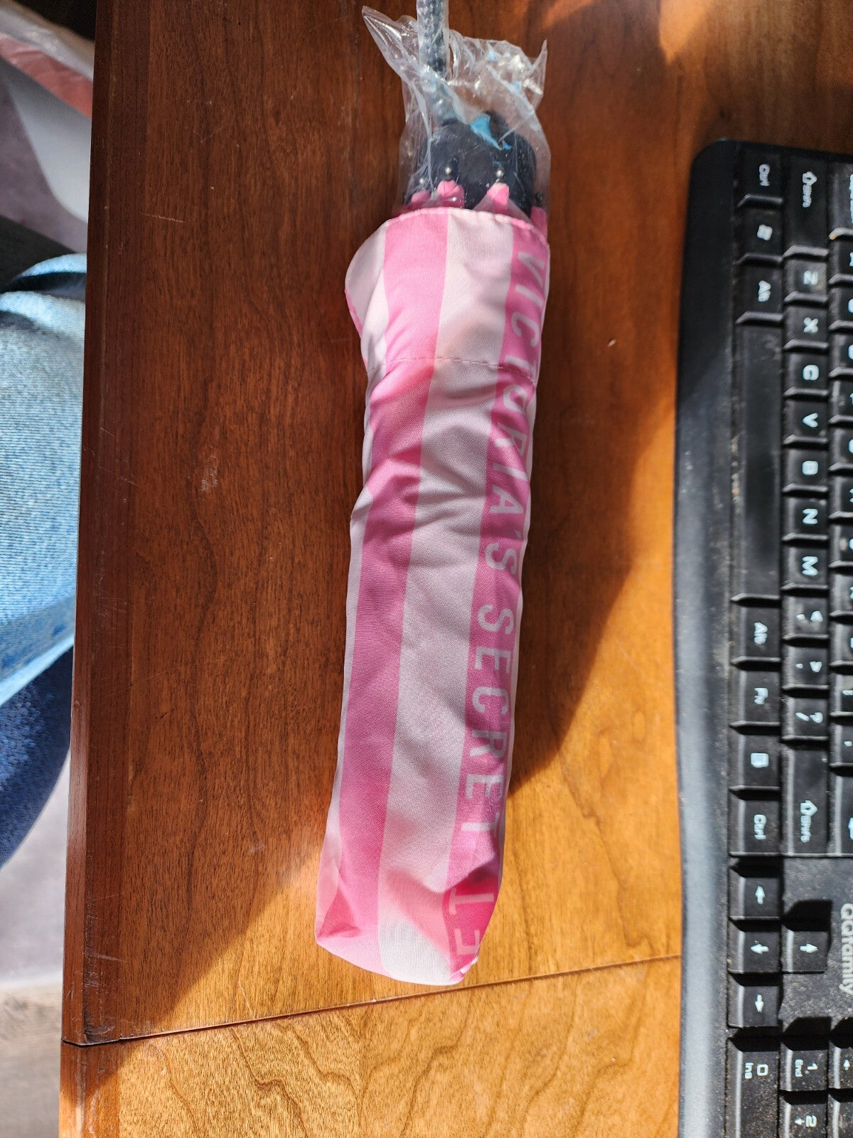 NWT Victoria's Secret Umbrella Pink/Light Pink Stripe Retractable Handle