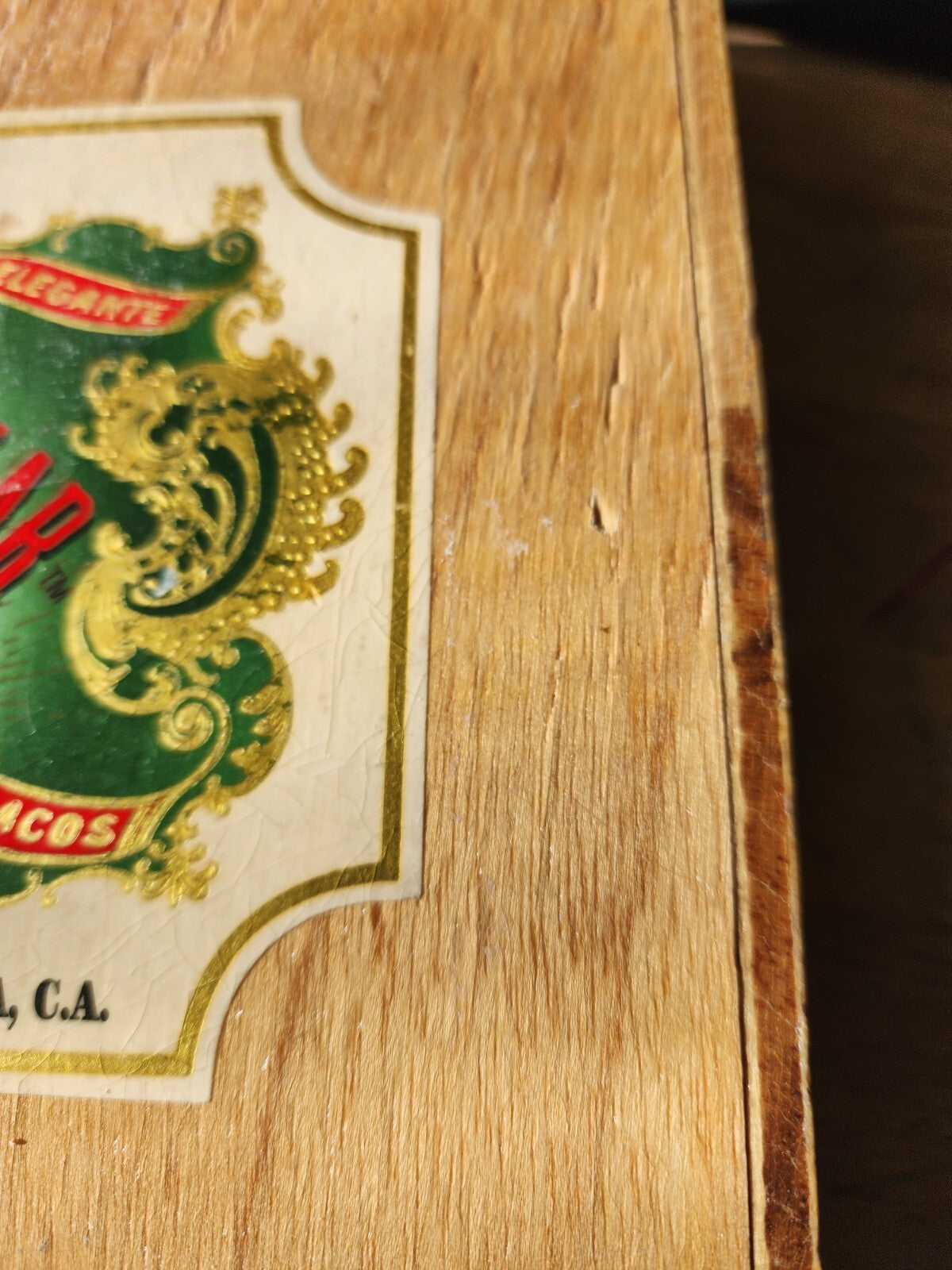 Villar & Villar Pyramide Collectible Wooden Cigar Box Nicaragua