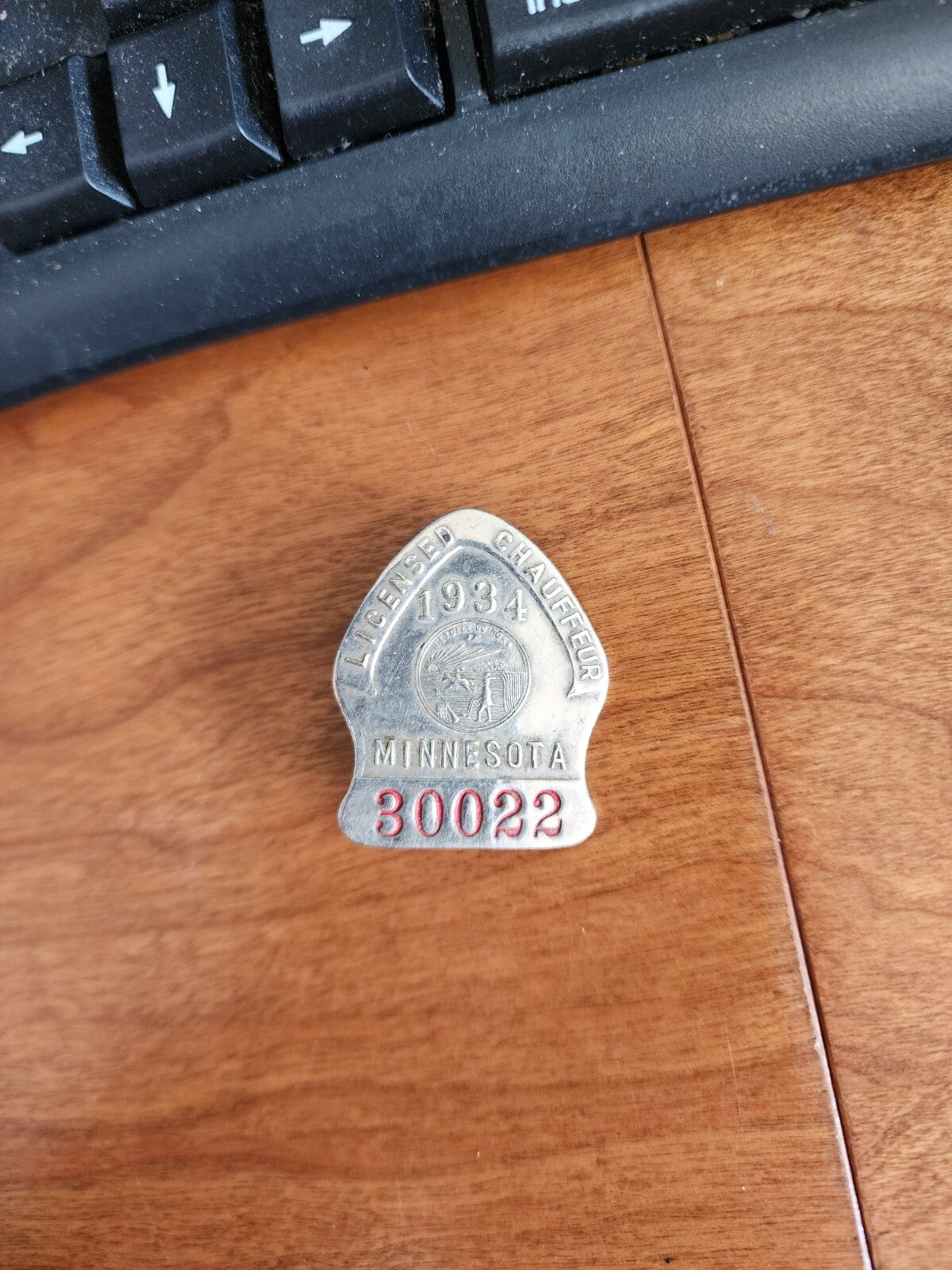 VTG 1934 MINNESOTA LICENSED CHAUFFEUR METAL BADGE #30022