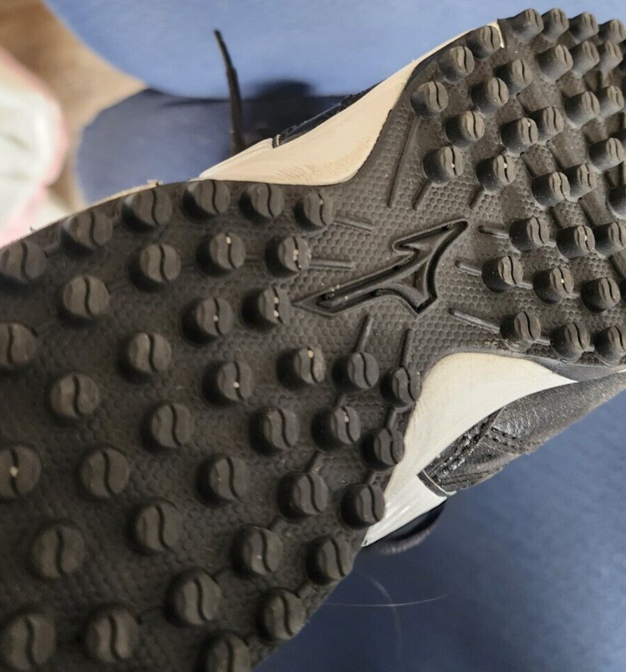 Mens 9 spike Mizuno 8.5 Black/White Shoes