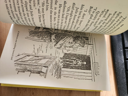 The Message in the Hollow Oak (Nancy Drew #12) by Carolyn Keene - 1972)