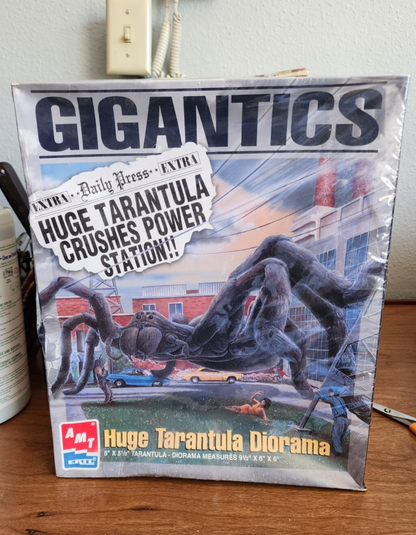 AMT Gigantics Huge Tarantula Diorama