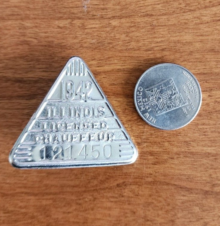 Vtg 1942 Illinois Chauffeur License Badge Pin #121450