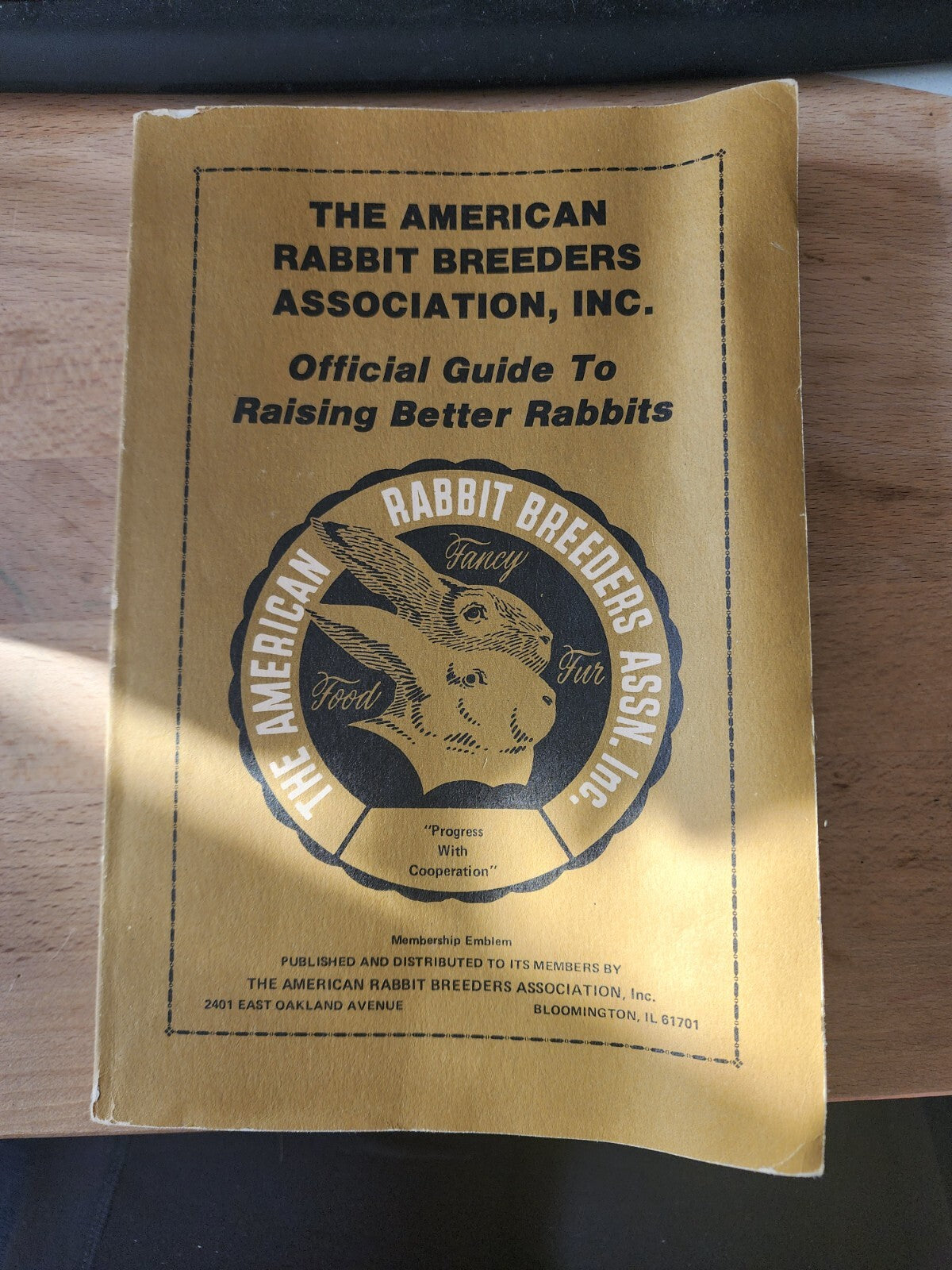 The American Rabbit Breeders Association Official Guide Raising Rabbits- GOOD