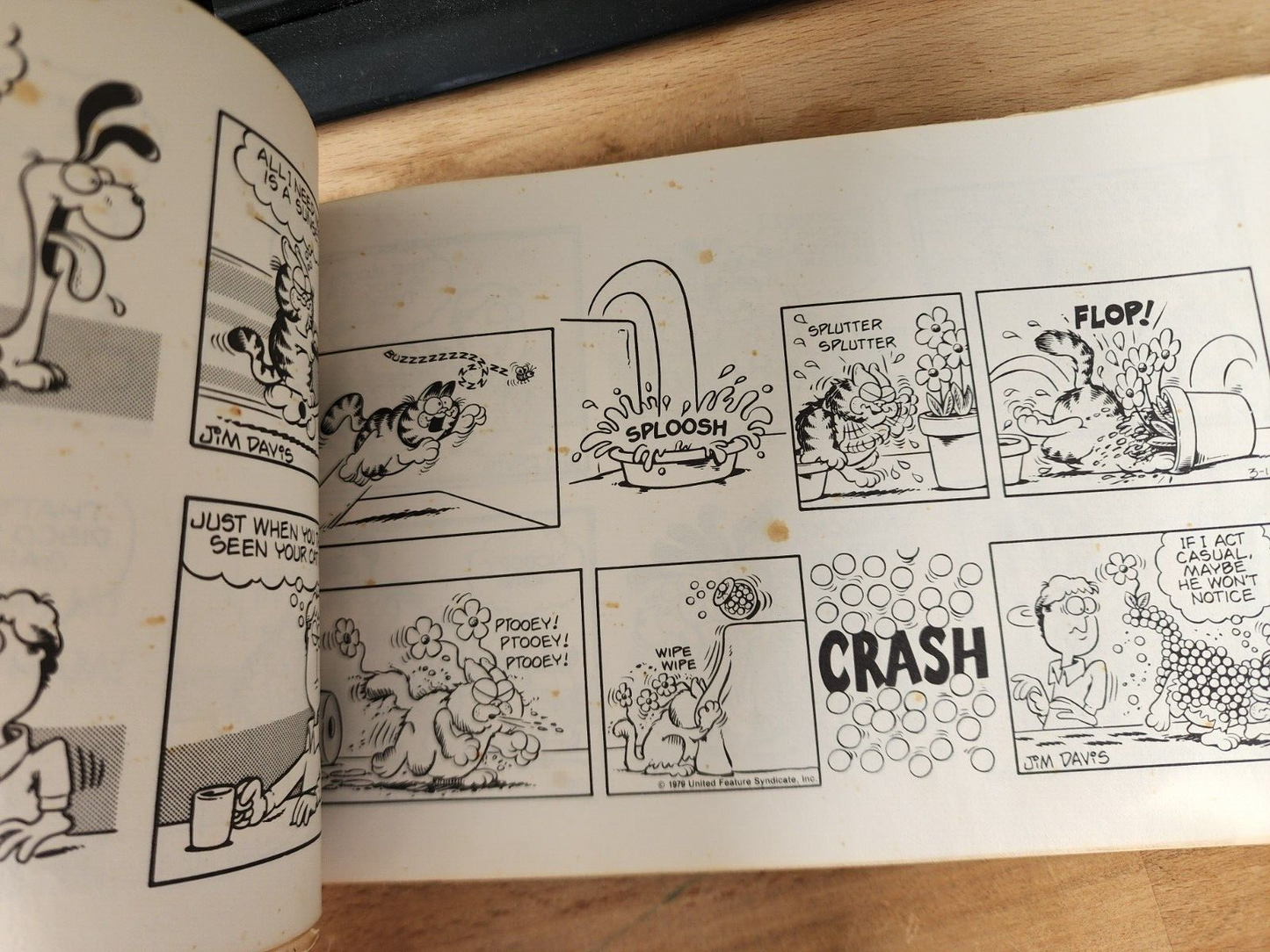 Vtg Book Garfield Gains Weight - Jim Davis His 2nd Book-Garfield likes Lasagna