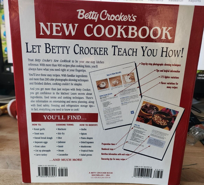 Betty Crocker's New Cookbook: Everything You Need to Know to Cook